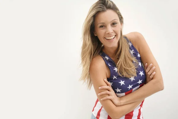 Wunderschöne Lächelnde Blondine Amerikanischer Flagge Top Auf Weißem Hintergrund — Stockfoto