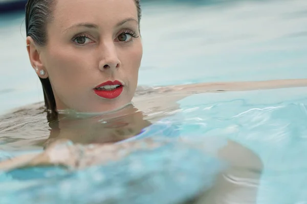 迷人的妇女的肖像在游泳池用红色口红 — 图库照片