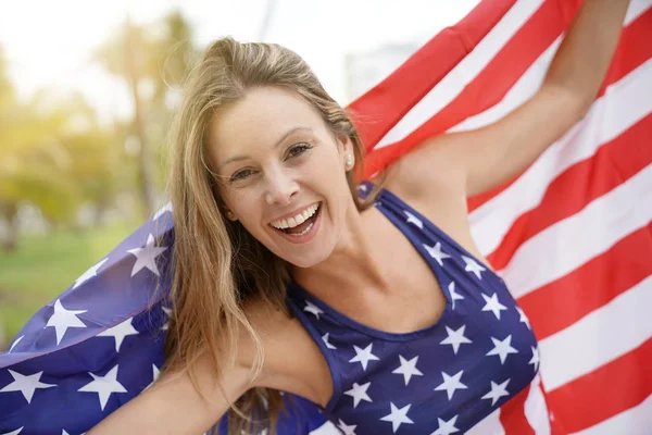 Trots Aantrekkelijke Vrouw Onder Amerikaanse Vlag Buiten Stockfoto