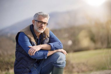 Çiftçi kırsal kesimde ayakta