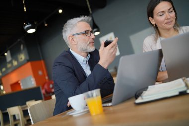 Modern alan kahvaltı toplantı sırasında satıcı ve Yöneticisi wokring