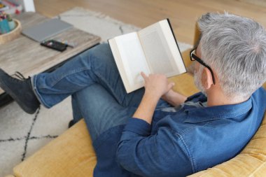 Adam modern ev kitap okuma 40s