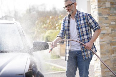 Olgun adam arabasında driveway yıkama