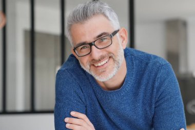 Gri saçlı ve gözlüklü adamla gülümseyen portresi