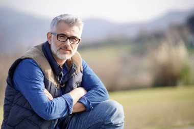 Çiftçi kırsal kesimde ayakta