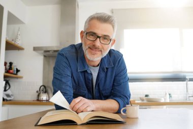 Adam okuma kitabı evde modern mutfak