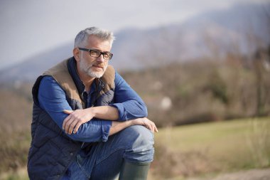 Çiftçi kırsal kesimde ayakta