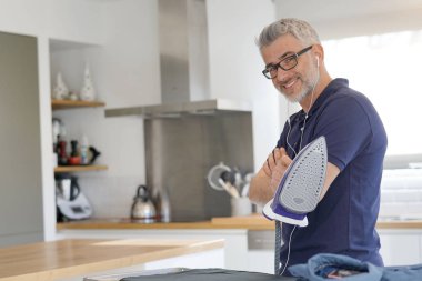 Olgun adam Holding demir modern mutfak gülümseyen