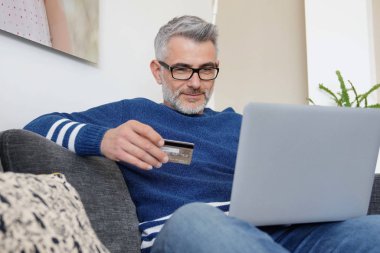 Rahat adam evde online alışveriş