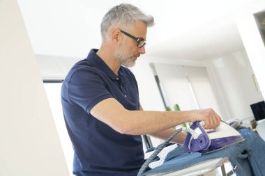 Olgun adam modern ev Çamaşırhane Ütü