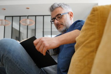 Adam modern ev kitap okuma 40s