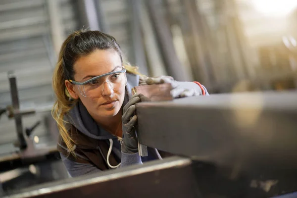 Mulher Aprendiz Formação Oficina Metalurgia — Fotografia de Stock