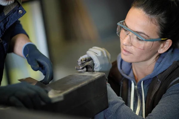 Metalworker Atölyesinde Çırak Ile — Stok fotoğraf