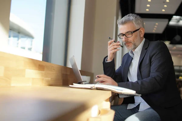 Hombre Negocios Hablando Reunión Preparación Teléfonos Celulares Aeropuerto —  Fotos de Stock