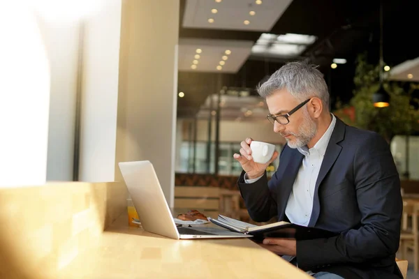 Empresario Con Café Trabajando Esperando Aeropuerto Moderno — Foto de Stock