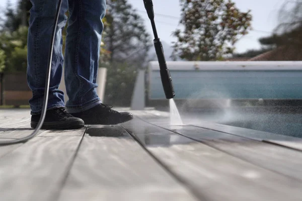 Homem Usando Deck Limpeza Lavadora Alta Pressão — Fotografia de Stock