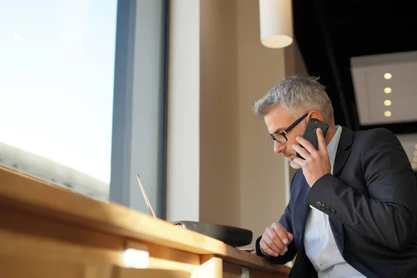 Hombre Negocios Hablando Reunión Preparación Teléfonos Celulares Aeropuerto —  Fotos de Stock