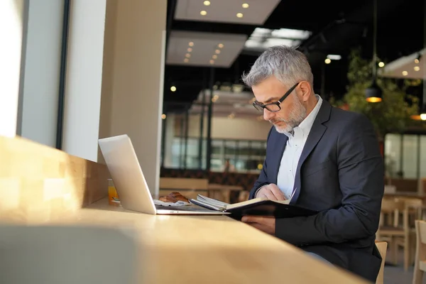 Empresário Trabalhando Com Computador Esperando Aeroporto Moderno — Fotografia de Stock