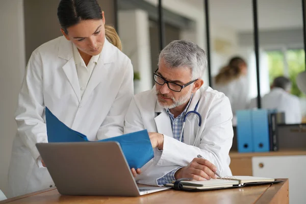 Personas Médicas Que Trabajan Juntas Archivo Del Paciente Oficina Del —  Fotos de Stock