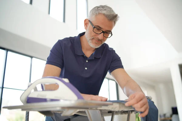 Camisa Planchar Hombre Impresionante Casa Moderna — Foto de Stock