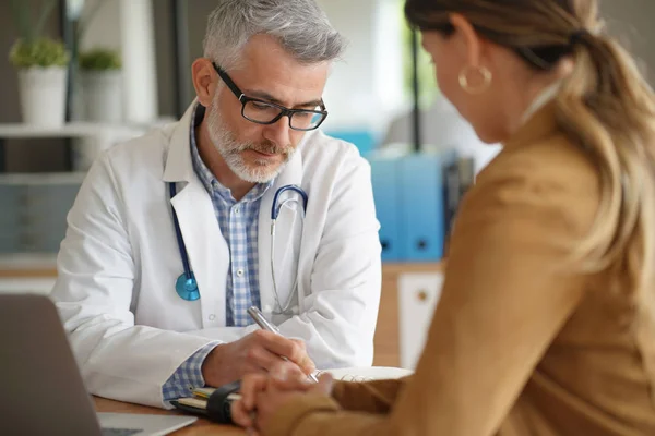 Mulher Com Consulta Médica Com Médico Hospital — Fotografia de Stock