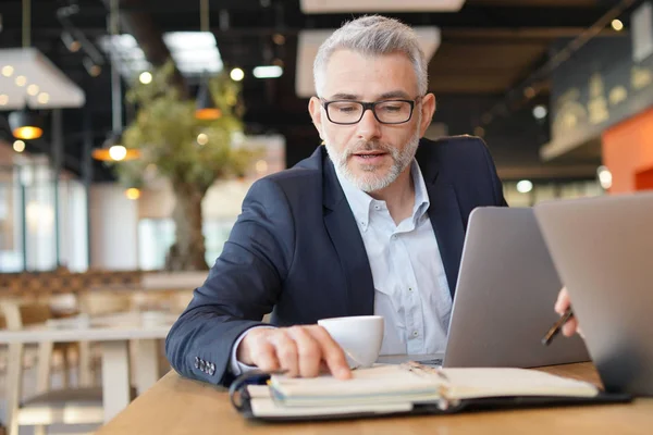 Zakenman Wijzend Naar Agenda Informele Bijeenkomst — Stockfoto