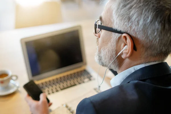 Homme Affaires Sur Téléphone Portable Travaillant Dans Espace Bureau Moderne — Photo