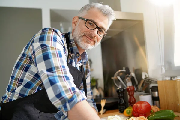 Alegre Hombre Maduro Cocina Preparando Plato —  Fotos de Stock