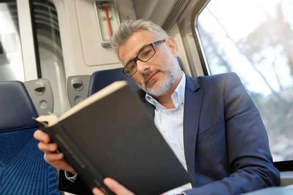 Geschäftsmann Fährt Mit Dem Zug Zur Arbeit Liest Buch — Stockfoto