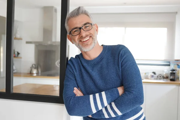 Чоловік Спирається Посміхається Вдома Сучасній Кухні — стокове фото