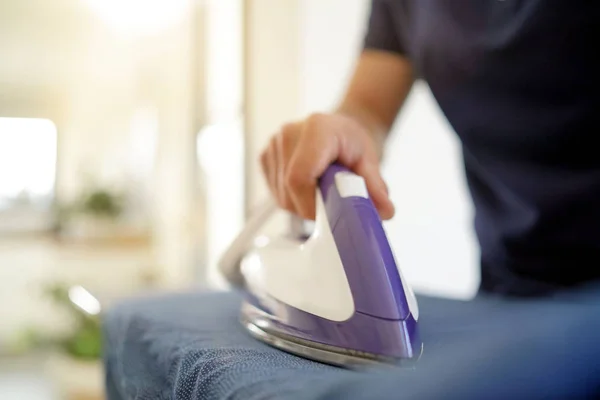 Primer Plano Las Manos Del Hombre Planchando Camisa Casa — Foto de Stock