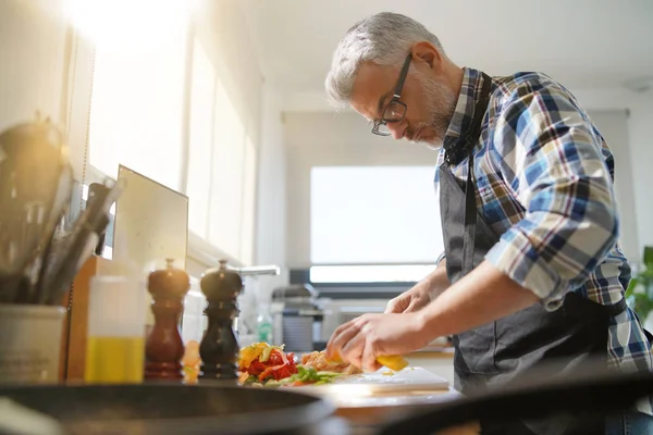 Neşeli Olgun Adam Mutfakta Yemek Hazırlama — Stok fotoğraf