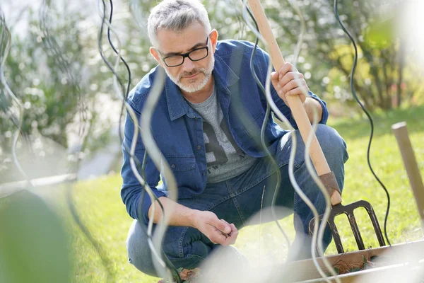 Man Crouched Garden Checking Soil Gardening Tool — Stock Photo, Image