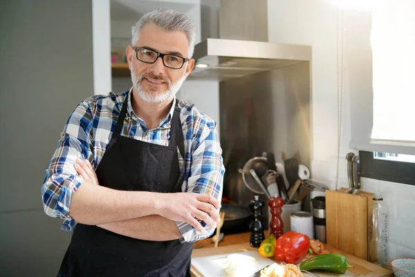 Πορτρέτο Του Χαρούμενα Ώριμος Άνδρας Στέκεται Στην Κουζίνα Στο Σπίτι — Φωτογραφία Αρχείου