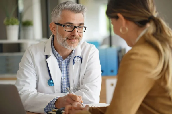 Kvinna Med Medicinsk Tid Hos Läkare Sjukhus — Stockfoto