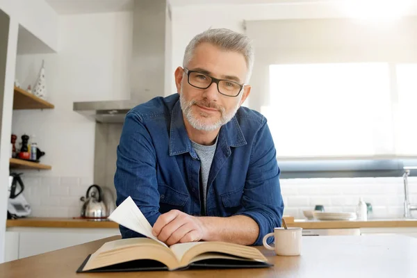 Mannen Läsebok Hemma Modernt Kök — Stockfoto