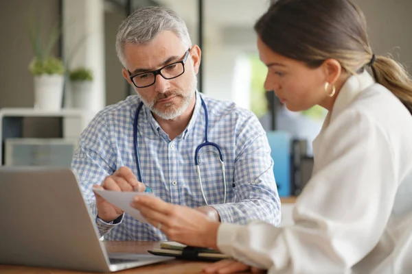 Patient Som Har Medicinska Möte Med Praktiker Läkarmottagningen — Stockfoto