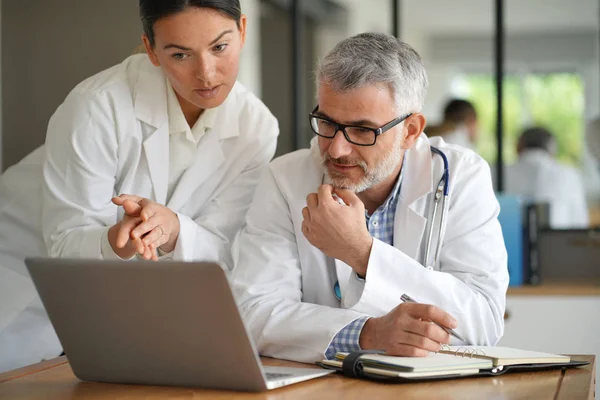 Medicinsk Människor Som Arbetar Tillsammans Patientens Journal Sjukhuset Office — Stockfoto