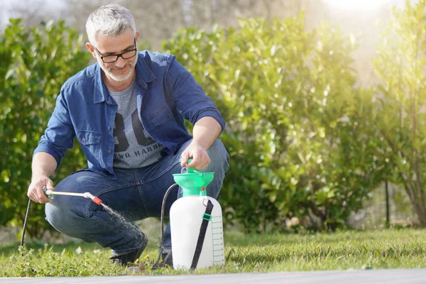 Maduro Homem Usando Jardim Pulverizador Quintal — Fotografia de Stock