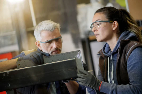 Trabajador Metalúrgico Con Aprendiz Taller — Foto de Stock