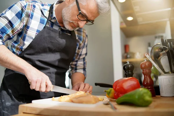 Alegre Hombre Maduro Cocina Preparando Plato —  Fotos de Stock