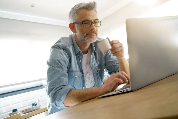 Hombre Mirando Ordenador Casa Cocina Moderna — Foto de Stock