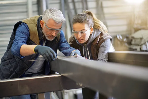 Metallbauer Mit Lehrling Der Werkstatt — Stockfoto