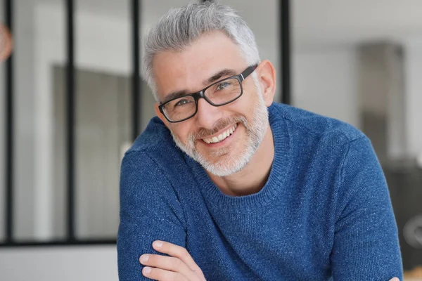 Retrato Hombre Sonriente Con Pelo Gris Gafas —  Fotos de Stock