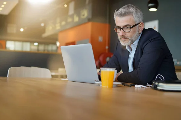 Empresário Trabalhando Cafetaria Moderna Escritório — Fotografia de Stock