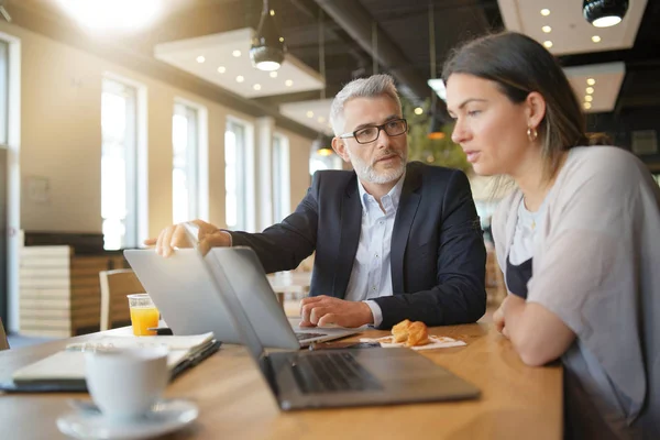 Vendedor Gerente Trabajando Computadoras Durante Reunión Informal Negocios — Foto de Stock