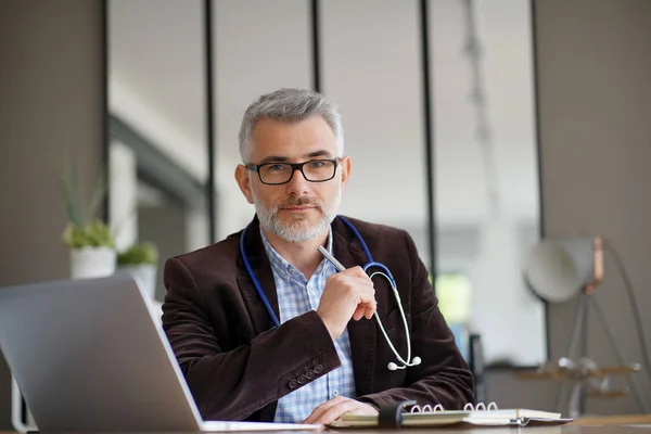 Huisarts Zit Aan Zijn Bureau Medische Kantoor — Stockfoto