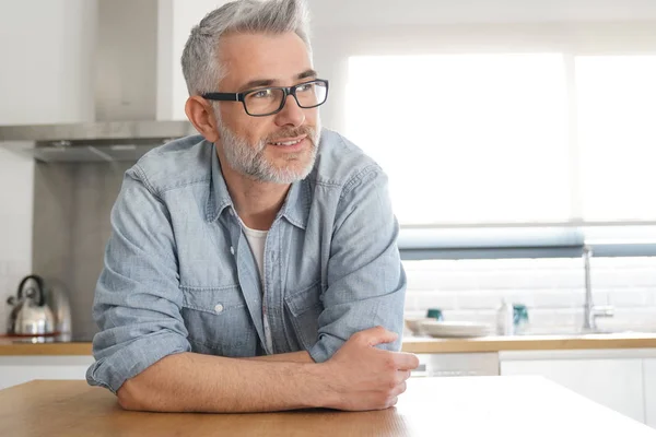 Homme Appuyé Sur Comptoir Cuisine Maison — Photo