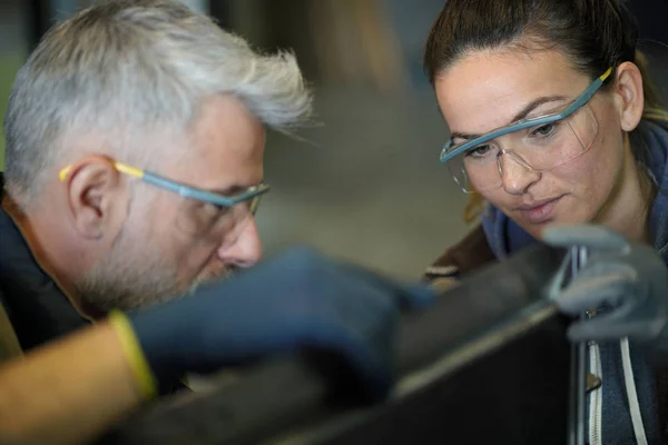 Metallbauer Mit Lehrling Der Werkstatt — Stockfoto