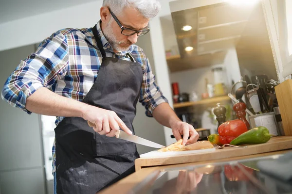 Alegre Hombre Maduro Cocina Preparando Plato —  Fotos de Stock